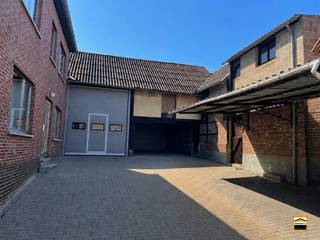 <p><span>Karaktervolle hoeve met te renoveren woning, zeer ruime stallingen en perceel <br />van 73a 37ca</span><span><br /><br /></span><span>Bent u op zoek naar een eigendom met ruimte, karakter en uitzonderlijk veel mogelijkheden? <br />Dan is deze authentieke hoeve wellicht precies wat u zoekt. Gelegen in een prachtige landelijke <br />omgeving geniet u hier dagelijks van rust, open vergezichten en een groen kader, terwijl <br />belangrijke verbindingswegen en voorzieningen zich op korte afstand bevinden.</span></p><p><span><br />Het eigendom omvat een te renoveren woonhuis met een bewoonbare oppervlakte van maar <br />liefst 237 m², aangevuld met diverse ruime bijgebouwen en stallingen op een perceel van <br />73a 37ca. Dankzij de aanwezige infrastructuur is deze hoeve uitermate geschikt voor het houden <br />van dieren, opslag, ambachtelijke activiteiten of andere ruimtebehoevende hobby's en beroeps-<br />activiteiten. De stallingen werden in het verleden steeds gebruikt voor de varkenshouderij.</span></p><p><span><br />De woning beschikt over een praktische indeling met een inkomhal, gastentoilet, leefruimte met <br />bureaugedeelte, keuken, eetkamer, badkamer voorzien van een inloopdouche en lavabo, berging, <br />wasplaats en een bijkomende hal. Verder zijn er een voorraadkelder, een ruime garage en een <br />zolderberging aanwezig (toegankelijk zonder vaste trap). <br /><br />De vensters zijn reeds voorzien van hoogrendementsprofielen binnen de bestaande aluminium <br />raamomkadering.</span></p><p><span><br />Naast de woning bevinden zich verschillende ruime bijgebouwen. De eerste stalling heeft een <br />oppervlakte van 312 m² en wordt aangevuld met een annex atelier van 84 m², verdeeld over <br />twee bouwlagen van telkens 42 m². Daarnaast is er een tweede stalling van 387 m², uitgerust <br />met een poort van ongeveer 3,10 meter hoogte, waardoor deze ook toegankelijk is voor <br />grotere voertuigen en machines.</span></p><p><span><br />Een bijkomende troef is de dubbele ontsluiting van het perceel, met toegang via zowel het <br />Widooierplein als de Mombeekstraat. Dit verhoogt niet alleen het gebruikscomfort, maar biedt <br />eveneens interessante mogelijkheden voor de organisatie van activiteiten, opslag of dierenhouderij.</span></p><p><span><br /></span><span>Troeven:</span></p><ul><li><span>Te renoveren woonhuis van 237 m² bewoonbare oppervlakte</span></li><li><span>Perceel van 73a 37ca (7.337 m²)</span></li><li><span>Eerste stalling van 312 m²</span></li><li><span>Atelier van 84 m² verdeeld over twee bouwlagen</span></li><li><span>Tweede stalling van 387 m² met poort van 3,10 m hoogte</span></li><li><span>Geschikt voor dierenliefhebbers, hobbylandbouw of opslag</span></li><li><span>Dubbele toegang via Widooierplein en Mombeekstraat</span></li><li><span>Rustige, landelijke ligging met vlotte verbindingen</span></li><li><span>Voorraadkelder, zolderberging en ruime garage</span></li><li><span>Hoogrendementsprofielen aanwezig</span></li></ul><p><span> </span></p><p><span>Een eigendom met authentieke charme, royale volumes en tal van mogelijkheden voor wie ruimte en <br />vrijheid weet te waarderen. <br /><br /></span><span>Wenst U meer informatie over deze eigendom of een bezichtiging? <br />Contacteer ons via 012 26 22 05.</span></p>