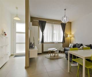 <p><span>Gemoderniseerde woning met twee slaapkamers en koer.</span></p><p><span> </span></p><p><span>Centraal gelegen, dichtbij openbaar vervoer en scholen. <br />Living met open keuken en koer op het gelijkvloers.<br />Op de eerste verdieping zijn er twee slaapkamers en een badkamer.</span></p><p><span>Er is ook nog een zolder.</span></p>