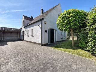 Charmant, lichtrijk en helemaal klaar voor een nieuw verhaal. Deze rustig gelegen halfopen woning combineert karakter met hedendaags wooncomfort en verrassend veel ruimte.<br /><br />Je wordt verwelkomd in de inkomhal met gastentoilet en praktische inbouwkast. De gezellige leefruimte met zit- en eethoek baadt in het licht en loopt naadloos over in de stijlvolle bureauruimte en de sfeervolle orangerie – dé perfecte plek om te ontspannen of van thuis uit te werken. De open, volledig uitgeruste keuken vormt het hart van de woning en sluit aan op de berging en wasplaats.<br /><br />Buiten wacht een onderhoudsvriendelijke, zuidoostgerichte tuin met een gezellig terras waar je volop geniet van de zon. De dubbele garage en oprit met plaats voor twee wagens maken het plaatje compleet.<br /><br />Op de eerste verdieping vind je drie volwaardige slaapkamers en een ruime badkamer met ligbad, douche, lavabo en toilet.<br /><br />Een warme thuis waar charme, licht en functionaliteit moeiteloos samenkomen. Ideaal voor wie rustig wil wonen zonder in te boeten aan comfort.<br /><br />Extra troeven<br />
<ul>
<li>ligging</li>
<li>nieuwe keuken van 2023</li>
<li>parket</li>
<li>dubbele garage</li>
<li>waterverzachter</li>
<li>nabij belangrijke invalsweg, winkels, scholen</li>
<li>instapklaar</li>
</ul>
<br />Deze woning is te koop ZONDER makelaar via het concept van Smart Houses. Wenst u verdere inlichtingen of een bezoek? Contacteer rechtstreeks de eigenaar via 0494/89.26.39
