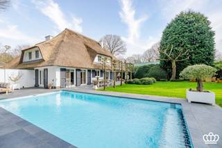 Luxueuze rietgedekte villa op toplocatie te Essen-Heikant met o.a. 5-6 slaapkamers, 2 badkamers, fitnessruimte en inpandige garage op een...