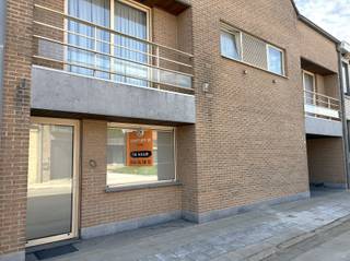<p><span>GELIJKVLOERS APPARTEMENT MET ZALIG GROOT TERRAS</span></p><p><span> </span></p><p><span>Op de gelijkvloerse verdieping van deze kleinschalige residentie komt dit appartement aanzetten met veel woonruimte en zalig veel zonlicht.</span></p><p><span>De mooie leefruimte houdt vlot contact met het aangenaam zuidgericht terras.  <br />Aansluitend geniet ook de keuken (in afwerkingsfase) van mooie afmetingen, er is een degelijke inrichting met kasten en toestellen.  <br />Naast de keuken is een grote wasberging. </span></p><p><span> </span></p><p><span>Er is 1 slaapkamer, een apart toilet en een nette badkamer </span></p><p><span> </span></p><p><span>Praktische carport achterliggend, afgesloten van de straat.</span></p><p><span> </span></p><p><span>ZALIG TERRAS<br />WARME GEZELLIGHEID<br />HEEL VEEL LICHT EN ZON</span></p>