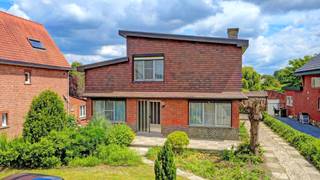 [[ DIT PAND NEEMT DEEL AAN DE ERA OPEN HUIZEN DAG OP 13/6 VAN 14:30 TOT 15:30 ]] 
<p>Te koop: ruime open bebouwing in Aarschot, gelegen aan de Beukenweg aan de stadsrand van Aarschot, nabij scholen, openbaar vervoer en invalswegen.</p><p><br /></p><p>Bekijk de woning hier alvast volledig virtueel zowel binnen als buiten.</p><p><br /></p><p>Deze woning uit 1966 biedt een solide basis en een praktische indeling, ideaal voor wie op zoek is naar een gezinswoning met 4 slaapkamers. De ligging combineert rustige woonkern met vlotte bereikbaarheid. De aanwezigheid van een garage en berging maakt het geheel extra functioneel.</p><p><br /></p><p>Belangrijkste ruimtes:</p><p>• Woonkamer met veel lichtinval en toegang tot veranda</p><p>• Keuken (10,31 m²) met dubbele spoelbak, dampkap, koelkast, oven en elektrische kookplaat</p><p>• 4 slaapkamers</p><p>• Badkamer</p><p>• Garage</p><p>• Berging met aansluiting voor wasmachine en droogkast</p><p>• Tuin </p><p>• Terras</p><p>• Zolder </p><p>• Kelder</p><p><br /></p><p>Troeven:</p><p>• Rustige ligging op stadsrand met goede bereikbaarheid</p><p>• 4 volwaardige slaapkamers</p><p>• Garage en extra bergruimte</p><p><br /></p><p>Neem vandaag nog contact op met je ERA-makelaar voor een bezoek.</p><p><br /></p><p>JOUW DROOMHUIS. ZO GEVONDEN!</p>
