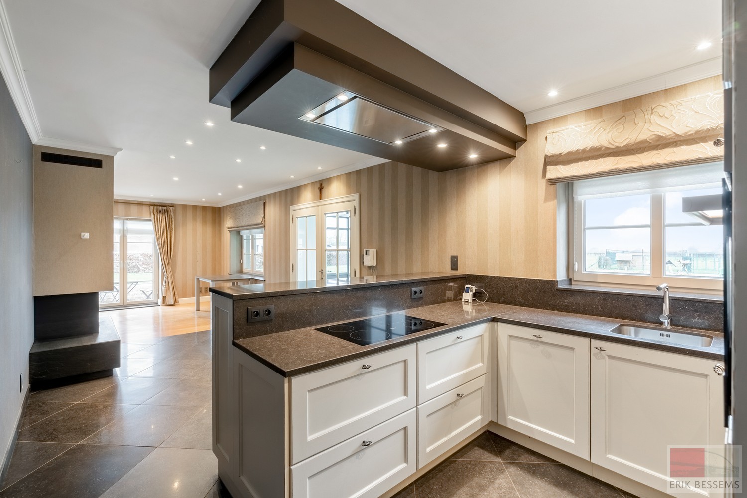 Deze ruime landelijk gelegen woning, met een woonoppervlakte van circa 287 m² en gelegen op een perceel van 3969 m², is voorzien van alle moderne comfort. - photo 3