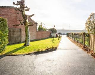 Deze woning is goedgelegen, en biedt veel potentieel voor mensen op zoek naar ruimte.Terras en tuin, dubbele carport achteraan, handige oprit en...