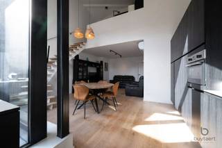 <p><span>EXCLUSIEF WONEN: LICHTRIJKE PENTHOUSE DUPLEX IN RUSTIGE, GROENE OMGEVING!</span></p><p><span>Grijp je kans op een uniek top pand in het prestigieuze 'Amber Park' op Domein De Bos. Deze luxueuze duplex penthouse combineert een overweldigende lichtinval met een heerlijk ruimtelijk gevoel, dat extra cachet krijgt door de imposante, diagonale daknok van het gebouw.</span></p><p><span>Op wandelafstand van het bruisende centrum van Heist-op-den-Berg brengt de lift je comfortabel naar de tweede verdieping. De inkomhal met gastentoilet en een praktische, ruime berging/wasplaats leidt naar de master bedroom met een badkamer en suite. Grote glaspartijen kleden de leefruimte in met natuurlijk daglicht, terwijl de warme parketvloer direct voor een gezellige, huiselijke sfeer zorgt. De volledig uitgeruste open keuken sluit hier naadloos op aan. Via het dubbele schuifraam stap je zo het gezellige terras op, waar je geniet van een rustgevend uitzicht over de prachtig aangelegde binnentuinen.</span></p><p><span>De vaste trap brengt je naar de derde verdieping. Hier opent de vide de deur naar talloze mogelijkheden, perfect als een inspirerend thuiskantoor, een knusse tv-hoek of een ruime dressing. Grote veluxramen zorgen ook hier voor een zee van licht. Daarnaast herbergt deze verdieping een volwaardige tweede slaapkamer met een eigen, modern ingerichte douchekamer en een tweede toilet.</span></p><p><span>Dit instapklare pand blinkt bovendien uit in modern en duurzaam comfort. Met een uitstekend E-peil van E9, zonnepanelen, een ventilatiesysteem en een pre-installatie voor airco ben je helemaal klaar voor de toekomst. De residentie biedt daarnaast extra troeven zoals een gemeenschappelijke fietsenberging, een handige Bring-me box voor al je pakketjes en een supermarkt vlak achter de hoek. Bij het appartement hoort een verplicht aan te kopen ondergrondse autostaanplaats van 25.000 euro en een kelderberging van 5.000 euro. Er worden 4 units verkocht (2x duplex-penthouse en 2x appartement op de 1ste verdieping). Omdat de panden momenteel standvastig verhuurd zijn, vormt dit niet alleen een prachtig bezit, maar ook een uiterst slimme en zorgeloze vastgoedinvestering.</span></p><p><span>Wil je dit appartement ontdekken? Contacteer ons snel voor meer informatie of plan direct je bezoek ter plaatse!</span></p><p><span> </span></p>