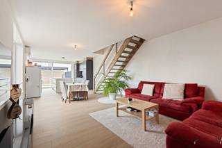 <p><span>Instapklare en energiezuinige halfopen bebouwing (2023) met zonnige tuin</span></p><p><span>Deze recente halfopen bebouwing uit 2023 combineert modern wooncomfort met een uitstekende energiezuinigheid. Via de aparte inkomhal, voorzien van een praktisch gastentoilet en handige berging, betreden we de woning.</span></p><p><span>Op het gelijkvloers bevindt zich een ruime en lichtrijke leefruimte met open keuken. Dankzij de grote raampartijen geniet u hier de hele dag van een aangename natuurlijke lichtinval en een mooi zicht op de tuin.</span></p><p><span>De eerste verdieping omvat drie volwaardige slaapkamers, een stijlvolle badkamer en een afzonderlijk toilet, wat zorgt voor extra comfort voor het hele gezin.</span></p><p><span>Buiten geniet u van een onderhoudsvriendelijke, zuidgerichte tuin waar het heerlijk vertoeven is in alle rust. De woning beschikt over een parking plaats en carport</span></p><p><span>Troeven van deze woning:</span></p><ul><li><span>Recente woning (bouwjaar 2023) </span></li><li><span>Energiezuinig met </span><span>EPC-label A</span><span> </span></li><li><span>Voorzien van zonnepanelen </span></li><li><span>3 airco-units voor optimaal comfort </span></li><li><span>Zuidgerichte tuin </span></li><li><span>Rustige ligging </span></li><li><span>Onderhoudsvriendelijke afwerking </span></li><li><span>Instapklaar </span></li></ul><p><span> </span></p><p><span>Verkoop onder het gunstige tarief van </span><span>2% registratierechten</span><span>.</span></p>