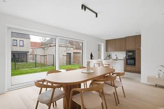 <p>Droom je van een energiezuinige en eigentijdse thuis op een absolute toplocatie? Deze prachtige nieuwbouwwoning combineert stijlvol comfort met modern woongemak in het centrum van Sint-Michiels. Met winkels, openbaar vervoer en belangrijke invalswegen vlakbij geniet je hier van een vlot bereikbare, doch rustige en aangename woonomgeving.<br />Bij het betreden van de woning kom je binnen in een uitnodigende inkomhal met een afzonderlijk gastentoilet. De royale, zonovergoten leefruimte vormt het hart van het huis en sluit naadloos aan op een strakke open keuken met kookeiland. Dankzij de grote schuiframen stroomt het daglicht rijkelijk naar binnen en geniet je van een prachtig uitzicht op de gezellige, gelegen tuin. Direct aan de keuken grenst een praktische berging, ideaal voor extra opslagruimte.<br />Op de eerste verdieping brengt de nachthal je naar vier lichtrijke slaapkamers, een afzonderlijk toilet en een strak afgewerkte badkamer voorzien van een comfortabele douche en een dubbele lavabo.<br />Ook buiten is aan alles gedacht. Het perceel van 255 m² beschikt over een mooi aangelegd terras, een oprit met plaats voor twee wagens en een tuin met een handig bijgebouw voor fietsen en tuingereedschap. <br />Dankzij de hoogwaardige ECO-afwerking is deze woning extreem energiezuinig en klaar voor de toekomst. Met een indrukwekkend E-peil van 9 bent u verzekerd van een heel lage energiefactuur. De woning is uitgerust met een moderne warmtepomp, vloerverwarming, zonnepanelen en ventilatiesysteem D.<br />Extra financieel voordeel: doordat de omgevingsvergunning uit 2022 stamt en het E-peil onder E10 ligt, genieten de kopers vanaf 1 januari 2027 gedurende 5 jaar van een vrijstelling van 100% op de onroerende voorheffing. <br />Interesse? </p>