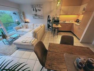 ONDER OPTIE!!!<br /><br /><br />Dit centraal gelegen appartement biedt alles binnen handbereik, met winkels, openbaar vervoer en andere voorzieningen op wandelafstand. Geniet van een aangenaam groen uitzicht, een open keuken en een lichtrijke, moderne leefruimte. Het appartement werd recent volledig gerenoveerd en is daardoor volledig instapklaar. <br /><br />Extra troeven zijn de garage in het gebouw waar je indien gewenst je fiets of motorfiets kan plaatsen, het gunstige EPC, de elektriciteit die conform is en de recent geplaatste warmtepomp, die bijdragen aan een energiezuinige en comfortabele woonst.<br /><br />Als u een bezoekmoment wenst in te plannen, gelieve een mailtje te sturen naar rombaut.tineke@gmail.com.