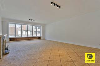 <p><span>Lichtrijk en recent gerenoveerd 3 slaapkamer appartement te Diamantwijk!</span></p><p><span>Anno 2020 werd dit omvangrijk (145m²) en karaktervol appartement hoogwaardig gerenoveerd met respect voor de authentieke elementen, doch voorzien van alle hedendaagse comfort. Het is gelegen op de 4</span><span><sup>de</sup></span><span> verdieping van een kleinschalig en goed onderhouden gebouw met lift. Met een centrale toplocatie in een zijstraat van De Keyserlei kan je steeds gezellig gaan shoppen op de Meir, genieten van talrijke trendy horeca-zaken, cultuur opsnuiven in het hippe Groen Kwartier en PAKT, maar ook gaan sporten of geheel tot rust komen in de natuurpracht van het Stadspark. Bovendien is de bereikbaarheid met het openbaar vervoer alsook met de fiets uitstekend. Kortom, deze verborgen parel is de ultieme plek om het werk- en gezinsleven optimaal te combineren met alle geneugten van het bruisende stadsleven. Daar het appartement verhuurd is, betreft dit ook een uitgelezen kans voor wie op zoek is naar een goede en zorgeloze investering met mooi rendement!</span></p><p><span> </span></p><p><span>Inkomhal, leefruimte &amp; keuken:</span></p><p><span>Bij het betreden van het appartement via de inkomhal met veiligheidsdeur en videofoon overvalt het gevoel van ruimte u onmiddellijk. Met dank aan de mooie natuurlijke lichtinval in de leefruimte valt het oog meteen op de prachtige gerestaureerde parketvloer (eik) die een harmonieus geheel vormt met de moluren en de sierhaard. De moderne, strakke keuken op een klassevolle gemarmerde XL-tegelvloer is uitgerust met kwalitatieve toestellen (keramisch vuur, oven, vaatwasser en anderhalve spoelbak). Ook aan werk- en opbergruimte is hoegenaamd geen gebrek. </span></p><p><span> </span></p><p><span>Nachthal, badkamer, toilet &amp; slaapkamers:</span></p><p><span>De lijn van de pronkerige marmervloer wordt naadloos doorgetrokken in de nachthal met ingemaakte vestiaire en praktische waskast. De rustieke badkamer is zonder meer een ware "eye-catcher" die voorzien is van een adembenemende inloop-/regendouche, groot wasmeubel met watervalkraan en spiegelkast, extra toilet en handdoek-radiator. Het toilet met handdouche en lavabo is apart. U beschikt over 3 volwaardige slaapkamers, allen op karaktervolle blokjesparket. De kleinere kamer is overigens ook de perfect bureauruimte, aangezien deze toegang heeft tot een eigen balkon waar een fris luchtje geschept kan worden.</span></p><p><span> </span></p><p><span>Extra troeven:</span></p><p><span>- Toplocatie</span></p><p><span>- 145m² cfr. EPC</span></p><p><span>- Gunstig EPC B</span></p><p><span>- Driedubbele ramen</span></p><p><span>- EK conform</span></p><p><span>- Recente dakisolatie</span></p><p><span>- Veiligheidsdeur en videofoon</span></p><p><span>- Lichtarmaturen inbegrepen</span></p><p><span>- Kelder inbegrepen</span></p><p><span>- Fiberklaar</span></p><p><span>- Naastgelegen parkeergarage</span></p><p><span> </span></p>