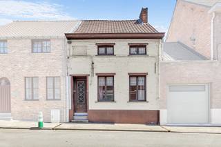 <p>Op een goede ligging in Geraardsbergen bevindt zich deze<strong> te renoveren woning</strong> met tal van mogelijkheden. Winkels, scholen en openbaar vervoer bevinden zich op een steenworp, terwijl ook de belangrijkste invalswegen vlot bereikbaar zijn. <strong>Mits de nodige renovatiewerken kan deze woning worden omgevormd tot een aangename gezinswoning of een interessante investering. </strong>Het gelijkvloers omvat een voorplaats, een eetplaats, een achterbouw met uitbreidings- of inrichtingsmogelijkheden, een badkamer en een afzonderlijk toilet. Op de verdieping bevinden zich<strong> twee ruime slaapkamers.</strong> Een absolute troef is<strong> de tuin met achteraan een garage en een autostaanplaats, bereikbaar via de achterliggende straat.</strong> Deze vlotte achtertoegang biedt extra comfort en praktische mogelijkheden. Buitenschrijnwerk in hout en pvc dubbel glas - Verwarming op aardgas - Dak met pannen. (Maatregelen opgenomen in het maatregelenregister: neen)</p>