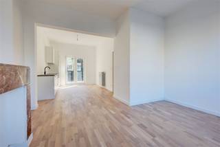 <p><span>Dit </span><span>instapklare gelijkvloers appartement </span><span>staat te koop in de </span><span>Dennenlaan </span><span>in Wilrijk. Op wandelafstand vinden we het </span><span>centrum van Wilrijk</span><span>, </span><span>Park Den Brandt</span><span>, het Middelheim, verschillende winkels en scholen alsook het openbaar vervoer.</span></p><p><span> </span></p><p><span>Het appartement is gelegen op de gelijkvloerse verdieping van een </span><span>kleinschalig gebouw</span><span> met slechts 4 appartementen. Het gelijkvloerse appartement heeft een oppervlakte van zo'n 60m² met een </span><span>zonnige tuin en terras van 55m²</span><span>. Bovendien onderging het volledige gebouw in 2024 een opfrissing. </span></p><p><span> </span></p><p><span>Indeling</span></p><p><span>- inkomhal</span></p><p><span>- apart toilet</span></p><p><span>- berging met aansluitingen wasmachine en droogkast</span></p><p><span>- woonkamer en eetkamer</span></p><p><span>- open geïnstalleerde keuken</span></p><p><span>- tuin met terras (55m²); tuin wordt nog aangelegd</span></p><p><span>- slaapkamer 1 (11m²) met aansluitend de badkamer met douche en lavabo</span></p><p><span>- ruime privatieve kelder</span></p><p><span> </span></p><p><span>Algemeen gebouw</span></p><p><span>- aparte nutsvoorzieningen</span></p><p><span>- vernieuwd dak met isolatie</span></p><p><span> </span></p><p><span>Troeven</span></p><p><span>- top ligging in Wilrijk</span></p><p><span>- veel lichtinval</span></p><p><span>- conforme elektriciteit</span></p><p><span>- nieuwe CV-ketel</span></p><p><span> </span></p><p><span>Ben jij geïnteresseerd in dit gelijkvloers appartement te koop in Wilrijk, ben je op zoek naar ander vastgoed of wens je de waarde van jouw eigendom te kennen? Dan ben je bij BOLT immo aan het juiste adres! Wij helpen jou graag verder.</span><span> </span></p>