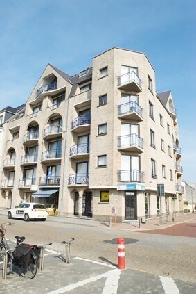 Deze leuke studio aan het Duinenkerkje in Oostende, bevindt zich op enkele stappen van het strand te Mariakerke.Bestaat uit woonkamer met open...