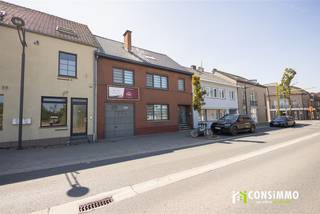 Bent u op zoek naar een instapklare woning waar ruimte en comfort centraal staan? Deze gerenoveerde woning aan de Munsterbilzenstraat 25 in Bilzen verrast met een bewoonbare oppervlakte van maar liefst 250 m², zes slaapkamers en een polyvalente ruimte op het gelijkvloers. Dankzij het gunstige EPC-label B, de praktische inpandige garage en de onderhoudsvriendelijke buitenruimte is dit een ideale woning voor wie royaal wil wonen zonder het onderhoud van een grote tuin.<br /><br /><u><strong>Indeling</strong></u><br />Via de inkomhal betreden we de woning en bereiken we de gezellige woonkamer en aansluitende keuken. Op het gelijkvloers bevindt zich bovendien een extra kamer die volledig naar eigen behoefte kan worden ingevuld. Deze polyvalente ruimte is bijvoorbeeld ideaal als bureau, praktijkruimte, hobbykamer, speelkamer of gelijkvloerse slaapkamer.<br /><br />Verder beschikt het gelijkvloers over een praktische wasplaats, een afzonderlijk toilet en een ruime inpandige garage met automatische poort. Dankzij de extra hoogte is de garage eveneens geschikt voor grotere voertuigen.<br /><br />Achteraan bevindt zich een aangename en onderhoudsvriendelijke buitenkoer. Deze is mooi ingesloten, waardoor u geniet van veel privacy en rust. Een ideale buitenruimte om gezellig te tafelen of te ontspannen, zonder het onderhoud dat een grote tuin met zich meebrengt. Wie bewust geen tuin wenst, maar toch waarde hecht aan een eigen, private buitenruimte, vindt hier dan ook een mooie combinatie. Een bijkomende buitenberging/tuinhuis zorgt voor extra praktische opslagruimte.<br /><br />Op de eerste verdieping treffen we maar liefst vier ruime slaapkamers en een badkamer uitgerust met douche en toilet.<br /><br />Ook de zolderverdieping werd optimaal benut en biedt nog eens twee slaapkamers. Met in totaal zes slaapkamers én een polyvalente ruimte op het gelijkvloers beschikt deze woning over bijzonder veel mogelijkheden voor grotere of samengestelde gezinnen, thuiswerk of hobby's.<br /><br /><u><strong>Technische informatie</strong></u><br />De woning werd gerenoveerd en is instapklaar. Met een gunstig EPC-label B geniet u bovendien van een energiezuinige woning zonder renovatieverplichting. De ramen zijn uitgevoerd in pvc-profielen met dubbele beglazing en zijn deels voorzien van rolluiken. De verwarming gebeurt op aardgas. Met een bewoonbare oppervlakte van maar liefst 250 m² biedt de woning uitzonderlijk veel binnenruimte, gecombineerd met een praktische en onderhoudsvriendelijke buitenruimte.<br /><br /><u><strong>Buurtinformatie</strong></u><br />De woning geniet van een strategische ligging in Munsterbilzen, in een aangename woonomgeving en met een uitstekende bereikbaarheid. Het dorpscentrum van Munsterbilzen bevindt zich op wandel- en fietsafstand, terwijl ook het centrum van Bilzen vlot bereikbaar is. Winkels, scholen, openbaar vervoer en andere dagelijkse voorzieningen bevinden zich hierdoor steeds binnen handbereik.<br /><br />Voor natuurliefhebbers vormt het nabijgelegen Munsterbos een mooie meerwaarde, met tal van mogelijkheden om te wandelen, fietsen en ontspannen in het groen. Tegelijkertijd geniet u dankzij de gunstige ligging en nabijgelegen verbindingswegen van een vlotte bereikbaarheid richting onder meer Genk, Zutendaal, Hoeselt, Lanaken en Maastricht. Ook de E313 en E314 zijn vlot bereikbaar.<br /><br />Naast de inpandige garage is er in de directe omgeving voldoende parkeergelegenheid aanwezig, wat bijzonder praktisch is voor bezoekers en gezinnen met meerdere wagens.<br /><br />Een interessante combinatie van rustig wonen, veel ruimte, dagelijkse voorzieningen en een uitstekende bereikbaarheid.<br /><br />Bent u op zoek naar een instapklare en bijzonder ruime gezinswoning met 6 slaapkamers op een strategische locatie in Bilzen? Contacteer ons via T:089 69 30 01 of info@consimmo.be voor meer informatie of een bezoek ter plaatse. Bekijk ook de virtuele tour op onze website www.consimmo.be.