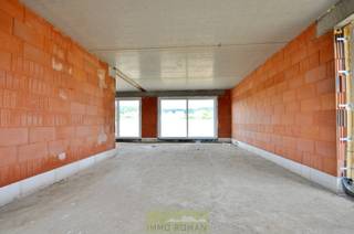 In het rustig gelegen Amougies ligt deze <strong>casco nieuwbouw</strong>, perfect gecombineerd met rust, comfort en een toplocatie. Alle voorzieningen zoals winkels, scholen en openbaar vervoer zijn dichtbij, en de woning ligt centraal tussen <strong>Avelgem, Kluisbergen en Ronse</strong>.<br /><br /><strong>Indeling van de woning:</strong>
<ul>
<li>Gelijkvloers: inkomhal, gastentoilet, ruime woon- en eetkamer, keuken, berging/wasplaats en <strong>carport</strong></li>
<li>Eerste verdieping: overloop met ruimte voor bureau of dressing, badkamer en <strong>3 zeer ruime slaapkamers!</strong></li>
</ul>
Deze woning wordt <strong>casco te koop aangeboden</strong>,<strong> al is er wel de mogelijkheid de woning afgewerkt aan te kopen.</strong><br /><br />Wonen hier betekent genieten van moderne luxe in een rustige omgeving, met prachtige vergezichten op de Kluisberg.<br />Meer info of een bezoek plannen? Contacteer Kyamo De Smet op 0479 06 13 71.