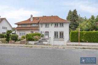 <p><span>Square Estate biedt u deze ruime eengezinswoning aan, ideaal gelegen aan de Romeinsesteenweg.</span></p><p><span> </span></p><p><span>Deze woning met 3 gevels biedt veel ruimte en is als volgt ingedeeld: </span></p><p><span> </span></p><p><span>Op de begane grond wordt u verwelkomd door een ruime hal die leidt naar een grote, lichte woonkamer. Een keukenruimte grenst aan de woonkamer en kan naar eigen smaak worden ingericht. Een ruime veranda verlengt de leefruimte en geeft toegang tot de grote tuin. Een apart toilet maakt deze verdieping compleet.</span></p><p><span> </span></p><p><span>Op de eerste verdieping beschikt het huis over een ouderslaapkamer met een eigen badkamer, uitgerust met een dubbele wastafel. Op deze verdieping bevinden zich ook drie andere slaapkamers en een tweede badkamer met douche. </span></p><p><span> </span></p><p><span>De kelder biedt tal van multifunctionele ruimtes met een groot inrichtingspotentieel. Vroeger bevonden zich hier een wijnkelder, een keuken en een speelkamer. Er is ook een apart toilet. </span></p><p><span>Deze ruimte zou perfect geschikt zijn voor een kantoor, een fitnessruimte, enz.</span></p><p><span> </span></p><p><span>Er is ook een gemakkelijk toegankelijke zolder, die nog meer opbergruimte biedt. </span></p><p><span>Bovendien maken een garage voor twee auto's en een parkeerplaats in de privéoprit het geheel compleet.</span></p><p><span> </span></p><p><span>De grote tuin met terras is ideaal om van de zon te genieten. </span></p><p><span> </span></p><p><span>Voor meer informatie of om een bezoek te plannen, kunt u contact met ons opnemen op 02/462.42.01 of via info@square-estate.be.</span></p>