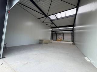 <p><strong>Bedrijfsunit 2.3 van 346 m² in Stuckens Business Park – Buggenhout</strong></p>
<p>In het Stuckens Business Park komt deze moderne KMO-unit van 346 m² beschikbaar. Het park ligt uiterst strategisch in de driehoek Gent – Antwerpen – Brussel, met vlotte verbindingen via de N47 naar de A12 en E17. Ook de Brusselse Ring (R0) en de E40 zijn bereikbaar binnen 20 minuten, wat dit een toplocatie maakt voor bedrijven met regionale of nationale activiteit.</p>
<p>De loods is casco afgewerkt en biedt sterke troeven:</p>
<ul>
<li>
<p>Vrije hoogte: 6 m</p>
</li>
<li>
<p>Structuur: combinatie van beton en staal met geïsoleerd dak</p>
</li>
<li>
<p>Toegang: automatische sectionale poort (4,5 m x 4,5 m) en aparte loopdeur</p>
</li>
<li>
<p>Comfort: lichtstraat met rookluik (brandklasse C), energiezuinige LED-verlichting</p>
</li>
<li>
<p>Voorzieningen: aansluitingen voor water, elektriciteit (63A – 3x400V), internet en sanitaire installatie</p>
</li>
</ul>
<p>Daarnaast zijn er ruime parkeervoorzieningen op de site aanwezig.<br /><br /></p>