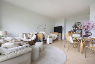 UKKEL, ideaal gelegen op wandelafstand van winkels, tram/bus, scholen en parken, biedt dit lichte appartement van ca. 80 m² op de 8ste verdieping een echte ademruimte in de stad. Vrij uitzicht, twee terrassen en overvloedig natuurlijk licht: een woonkader dat het verschil maakt! De ruime, zeer lichte leefruimte geeft rechtstreeks toegang tot de terrassen. De uitgeruste keuken, 2 slaapkamers, de badkamer en het apart toilet maken het geheel compleet. Kelder inbegrepen. Te verfrissen, met een enorm potentieel om een trendy en volledig persoonlijk interieur te creëren. Ideaal voor investeerders of liefhebbers van mooie renovatieprojecten. Dubbel glas, lift en verzorgd gebouw: alle troeven voor comfort, praktisch wonen en een toplocatie. Kosten ± 127 € / maand (gemeenschappelijk) + 50 € (reservefonds). EPB: D-. Afmetingen zijn louter informatief.