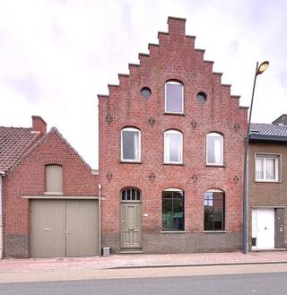 Deze charmante woning bevindt zich in het centrum van Staden, op wandelafstand van winkels, openbaar vervoer, school,...Indeling :* Inkomhal* Grote...