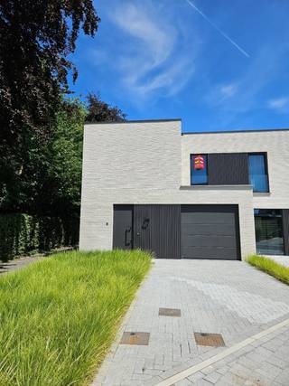 Harelbeke, stad aan de Leie, is een aantrekkelijke plek om te wonen. In het centrum hebben wij nog deze gezinswoning met tuin te koop. Deze woning is de ideale uitvalsbasis in het centrum van Harelbeke. Alles wat je nodig hebt, is er te vinden, vaak op wandelafstand. Van winkels voor al je inkopen tot gezellige terrasjes om even te verpozen. Van een streepje natuur in provinciedomein De Gavers tot een vleugje cultuur in CC Het Spoor.<br /><br />Deze woning in de Ballingenweg omvat:<br /><br />- 3 slaapkamers<br />- eigen garage<br />- aangelegde tuin met aparte ingang, oprit en terras.<br />- in detail afgewerkt met hoogwaardige materialen + voldoen aan de hedendaagse comforteisen, met veel aandacht voor thermische en akoestische isolatie<br />- inclusief schilderwerken!<br />- vloerverwarming, zonnepanelen, warmtepomp en vraaggestuurde ventilatie<br />- betaal gedurende 5 jaar lang GEEN onroerende voorheffing door het lage E-peil (E0)!<br />- grote ramen zorgen dan weer voor veel natuurlijke lichtinval en vergroten het ruimtegevoel in je woning<br />- waterontharder <br />- gelegen op een rustige locatie op wandelafstand van de markt!<br /><br />Koop hier aan 6% btw en bespaar zo tot maar liefst €52.000!<br /><br />Wil jij hier graag wonen? Maak een afspraak voor meer informatie via ben@eribo.be of 0488/942.643.