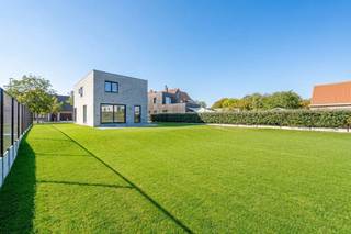 Ontdek het kleinschalig en hedendaags woonproject op de hoek van de Polderstraat en de Weldadigheidstraat in Oostduinkerke-Dorp. Deze alleenstaande nieuwbouwwoning werd gebouwd met een focus op licht, ruimte en energiezuinigheid. Gelegen in een rustige en centrale buurt, bevindt deze woning zich op wandelafstand van scholen, sportfaciliteiten en Golf ter Hille. De uitgestrekte duinen liggen vlakbij voor wie de natuur opzoekt, en Oostduinkerke-Bad bereik je moeiteloos met de fiets in slechts 10 minuten.<br /><br /><strong>Indeling van de woning: </strong><br />Gelijkvloers: inkomhal met gastentoilet, lichtrijke leefruimte met open keuken, bureauhoek, ruime wasplaats en extra keukenberging. <br />Eerste verdiep: nachthal met apart toilet, 3 ruime slaapkamers (14m², 11m² en 13m²) , badkamer met ligbad, inloopdouche en dubbele wastafel alsook extra bergruimte. <br /><br /><strong>Extra troeven: </strong>
<ul>
	<li>Totale grondoppervlakte van 656m²</li>
	<li>Zonnige tuin die volledig wordt afgewerkt met oog voor detail; </li>
	<li>Volledig geschilderd en voorzien van verlichting; </li>
	<li>Energiezuinige woning; </li>
	<li>Lucht-water warmtepomp; </li>
	<li>Hoogwaardige afwerking. </li>
</ul>
Interesse in deze prachtige woning te Oostduinkerke? Aarzel zeker niet om contact op te nemen! 