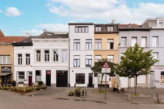 Ontdek dit volledig gerenoveerde appartement op de eerste verdieping met ruim terras, gelegen in het hart van de levendige Seefhoek, op een...