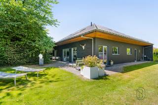 <p>Modern living in complete tranquility. This high-end villa enjoys an exceptionally peaceful location and combines a well-thought-out layout with contemporary living comfort.</p><p>On the ground floor, you’ll find a stylish entry hall with a guest restroom, a spacious home office, a bright living area with an open, fully equipped kitchen, a practical utility/laundry room, and a spacious in-home garage.The first floor features three full-sized bedrooms, a walk-in closet, a spacious bathroom with a bathtub and walk-in shower, and a generous sun terrace with a jacuzzi.</p><p>The sunny, landscaped garden with a spacious terrace, the charming wine cellar, and ample on-site parking are the perfect complement to this move-in-ready home. A unique villa for those seeking peace, space, and high-quality finishes.</p><p>For more information or to schedule a visit, contact denis@immobeguin.be or www.immobeguin.be<br /> </p>