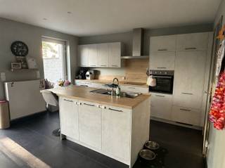 Rustig gelegen energiezuinige halfopen bebouwing met tuin en groot terras. Indeling: inkom, apart toilet, living met ingerichte open keuken...