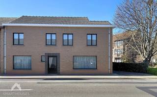 <p>Ruime halfopen woning boordevol potentieel, ideaal voor grote gezinnen, kangoeroewonen of wie ruimte zoekt om te combineren met een zelfstandige activiteit. De woning beschikt over twee aparte ingangen, elk met een inkomhal en gastentoilet. Via de eerste inkomhal bereikt u de leefruimte met zit- en eethoek en een aparte keuken met zicht op de tuin. De tweede inkomhal geeft toegang tot een extra leefruimte met aansluitend een tweede keuken, eveneens met uitzicht op het groen.</p>
<p>Verder is er een droge kelder aanwezig. Op de eerste verdieping bevinden zich maar liefst vijf ruime slaapkamers en twee badkamers. De vaste trap leidt naar een zolder van ca. 60 m², die nog tal van mogelijkheden biedt.</p>
Buiten geniet u van een ruime oprit met plaats voor meerdere wagens, een garage met elektrische poort en een grote tuin met tuinberging. Een woning met volume, flexibiliteit en toekomstmogelijkheden!<br /><br />Extra troeven<br /><br />
<ul>
<li>GEEN renovatieplicht</li>
<li>regenwaterput 10000 l</li>
<li>dubbele beglazing</li>
<li>oprit voor 4 wagens</li>
<li>nabij winkels, scholen en belangrijke invalswegen</li>
<li>veel potentieel</li>
</ul>
<br />Deze woning is te koop ZONDER makelaar via het concept van Smart Houses. Wenst u verdere inlichtingen of een bezoek? Contacteer rechtstreeks de eigenaar via 0488/83.42.01