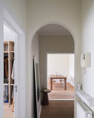 In de Putkapelstraat nabij Gent, op de eerste verdieping van Residentie Majestic, treffen we dit instapklaar appartement waar rust, groen en bereikbaarheid harmonieus samenkomen. Deze centrale ligging in Sint-Denijs-Westrem bevindt zich op een boogscheut van warenhuizen, winkels, hoger onderwijs en ziekenhuizen, terwijl de nabijheid van belangrijke invalswegen en openbaar vervoer een uitstekende bereikbaarheid garandeert richting Gent en daarbuiten.
Het appartement werd met veel zorg en oog voor detail gerenoveerd (2015) en straalt vandaag een warme sfeer uit, waarbij wooncomfort, karakter en kwaliteit elkaar perfect aanvullen.
Via de centrale inkomhal - voorzien van een vestiairekast - bereikt u de gezellige leef- en eetruimte. Deze werd voorzien van een charmante sierschouw en een karaktervolle parketvloer. Aansluitend treft u de uitgeruste keuken met bergruimte en terras, die uitkijkt op de mooi onderhouden siertuin. Met twee ruime slaapkamers én een tweede terras, is dit appartement niet alleen stijlvol maar ook bijzonder functioneel ingericht.
Ook op vlak van energie en praktisch comfort zit u hier goed: het appartement beschikt over een gunstig EPC-label (B) en tevens is er een handige kelderruimte voorzien.
De residentie biedt ook een ondergrondse, privatieve garagebox die kan worden aangekocht (35.000 euro). Verder is er een gemeenschappelijke fietsenberging en ruimte voor het afval.
Dit instapklare appartement is een ideale keuze voor wie op zoek is naar een woonst met stijl, rust en een vlotte verbinding in een groene en aangename omgeving.
(beschikbaar vanaf midden september 2026)