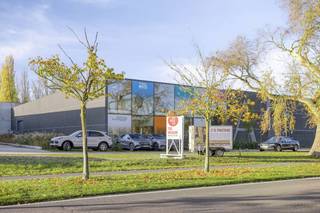 Zoekt u een instapklare loods met een uitstekende toegankelijkheid? Ontdek dit pand aan de Legeweg 165:Ruimte: 425 m² met gepolierde betonvloer. Vrije hoogte van 5,1m (nok 6,4m).Sectionale poort (4m x 4,2m) en drijfkracht (380V) aanwezig. Extra: verwarmd en voorzien van een lichtstraat.Huurvoorwaarden:*Waarborg: 3 maanden*Onroerende voorheffing: Ten laste van huurder*Beschikbaar: Direct beschikbaarAarzel zeker niet om contact op te nemen indien dit bedrijfsvastgoed bestaande uit een magazijn te huur u mogelijk kan interesseren.