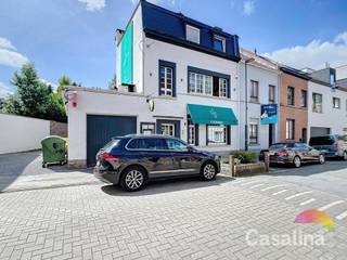 Sale in the form of a transfer of shares : 3-front building +/- 400 m² on 3.79 a. oriented S/W. Originally a single-family house, converted in 1996 into a restaurant on the ground floor and 1st floor, all with permit. On the 2nd floor, a dwelling with attic space (formerly 2 bedrooms with bathroom in the original plans) and currently taken over as attic space in the urban planning information. Cellars. Rented in its entirety: 9-year commercial lease. Rent €48,085/year. File on request. Electricity not compliant (estimate: €1,654) EPB E+ CO2 42. Information and surface areas are given for information only and are not contractually binding.