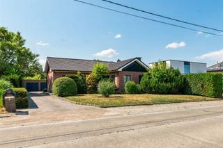 <p><span>Verzorgde laagbouwvilla te Putte - Beerzel, gelegen in een landelijke omgeving.</span></p><p><span> </span></p><p><span>Deze aangename woning werd steeds met de grootste zorg onderhouden en werd recent nog deels vernieuwd, o.a. nieuwe ALU-ramen met dubbelglas en een condensatieketel op aardgas. De woning is gebouwd in 1979 en werd functioneel ingedeeld. Via de inkomhal bereiken we de lichtrijke woonkamer met aansluitend geïnstalleerde keuken. De woning is vlot toegankelijk met twee slaapkamers en een badkamer op het gelijkvloers. Een berging kan eventueel aangewend worden als bureel. De zolder, heden bereikbaar via schuiftrap, biedt heel wat stockageruimte. De oprit en vrijstaande dubbele garage bieden voldoende parkeergelegenheid. En indien u niet binnen wenst te vertoeven, zal de aangename, aangelegde tuin - perfect west georiënteerd - de geest verruimen.</span></p><p><span> </span></p><p><span>De woning is absoluut gunstig gelegen in een rustige omgeving, op een boogscheut van het landelijke dorpscentrum van Beerzel met scholen en winkels.</span></p><p><span>Kom de troeven van deze woonst ter plaatse ontdekken en maak een afspraak: 015/755 444 of <span>info@immovercammen.be</span></span><span> </span></p><p><span> </span></p><p><span>Renovatieplicht EPC: binnen 6 jaar na aankoop = verplichte renovatie tot label D of beter.</span><span> </span></p><p><span> </span></p>