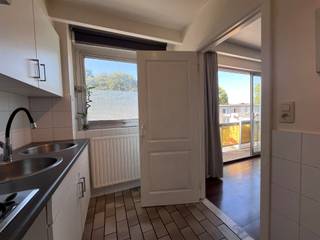 Op zoek naar een verzorgd appartement met ruimte, comfort én een lage maandelijkse bijdrage? Dan is dit charmante appartement precies wat u...