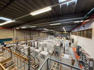 Dit ruime magazijn met burelen te huur bevindt zich op een afgesloten terrein dat te betreden is via een elektrische schuifpoort met badgesysteem,...