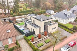 Kwalitatief afgewerkte tweewoonst met aparte zorgwoning op een mooi perceel van 8a30ca.Ter hoogte van de Vennestraat 202a treffen we dit uniek...