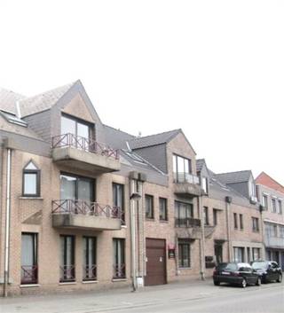 <h2><span>Te huur: Mooi duplexappartement in het centrum van Lanaken</span></h2><p><span>Op zoek naar een aangenaam en rustig gelegen appartement, maar toch vlakbij alle voorzieningen? Dit mooie duplexappartement bevindt zich aan de achterzijde van Residentie Lowies in Lanaken, waardoor je geen hinder hebt van straatlawaai en volop kan genieten van privacy en rust.</span></p><h3><span>Ligging</span></h3><p><span>Het appartement ligt op wandelafstand van het winkelcentrum, grootwarenhuizen, scholen en openbaar vervoer. De ideale combinatie van rustig wonen en een centrale locatie.</span></p><h3><span>Indeling</span><span><br />Benedenverdieping:<br />Ruime, open keuken aansluitend op de lichtrijke woonkamer<br />Praktische berging met aansluiting voor wasmachine<br />Apart gastentoilet aan de inkomhal</span></h3><p><span>Bovenverdieping:<br />Twee ruime slaapkamers<br />Badkamer met dubbele lavabo en douche</span></p><h3><span>Extras<br />Inclusief ondergrondse autostaanplaats</span></h3><p><span>Gemeenschappelijke kosten: 55/maand </span></p><p><span> </span></p><p><span> </span></p>