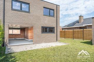 Deze casco woning is gelegen pal in het landelijke Desteldonk, en is vlot bereikbaar. De inkomhal voorziet in een gastentoilet en vestiaire, en zo kom je tot in de L-vormige leefruimte met open keuken, en met zicht op de tuin en het terras. Naast de keuken vinden we een tweede inkomhal met opbergmogelijkheden, richting de achterdeur die op de oprit uitgeeft. Op de eerste verdieping is er rond de centrale gang voorzien in drie ruime slaapkamers en een riante badkamer. Extra opbergruimte vinden we terug in de handige berging in de tuin. Vooraan de woning is er op de oprit plaats voor meerdere wagens. Inschrijven via mail naar stefan@immo-home.be, geen telefonische inschrijvingen! Volg ons op Fb en Insta. Voor meer info: www.immo-home.be. GRATIS SCHATTING & GRATIS FINANCIEEL ADVIES