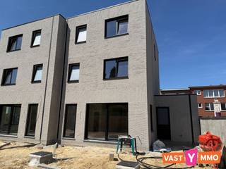 <p><span>Moderne nieuwbouwwoning met 4 slaapkamers, garage en tuin nabij Eksterlaar. </span></p><p><span>Deze moderne nieuwbouwwoning bevindt zich vlakbij de nieuwe woonwijk Eksterlaar, in een aangename en groene omgeving op korte afstand van Antwerpen. Hier woon je heerlijk rustig en toch dichtbij alles wat de stad te bieden heeft. Voor ontspanning en recreatie liggen verschillende mooie parken in de buurt, waaronder het Rivierenhof, Boekenbergpark, de Bremweide en park Grote Schijn. Dankzij de uitstekende bereikbaarheid en de vlotte verbindingen naar Antwerpen en omliggende gemeenten ben je bovendien snel op je bestemming. </span></p><p><span> </span></p><p><span>Indeling</span></p><p><span> </span></p><p><span>Gelijkvloers</span></p><p><span>Via de inkomhal, met gastentoilet, kom je in de ruime leefruimte van 42 m². Hier is plaats voor een gezellige zithoek, eethoek en een mooie open keuken. Aansluitend aan de keuken bevindt zich een praktische berging.</span></p><p><span> </span></p><p><span>Eerste verdieping</span></p><p><span>De trap in de leefruimte leidt naar de ruime nachthal. Op deze verdieping bevinden zich 2 ruime slaapkamers (10 m² en 19 m²), een badkamer (9 m²), een apart toilet en een extra berging.</span></p><p><span> </span></p><p><span>Tweede verdieping</span></p><p><span>Ook de tweede verdieping beschikt over 2 ruime slaapkamers (10 m² en 19 m²). Daarnaast vind je hier een technische ruimte/wasplaats (9 m²) en een douchekamer van 4 m². Dankzij de dakkoepel geniet deze nachthal van aangenaam, natuurlijk daglicht.</span></p><p><span> </span></p><p><span>Garage</span></p><p><span>De garage (16 m²) biedt extra bergruimte en is direct bereikbaar vanuit de woning. De garage beschikt over een automatische sectionaalpoort en een aparte buitendeur die toegang geeft tot de tuin/terras.</span></p><p><span> </span></p><p><span>Extra </span></p><p><span>Zonnepanelen - Regenwaterput van 5.000 liter - Screens en rolluiken - Aangelegd terras - Omheinde tuin. </span></p><p><span>De woning wordt verder afgewerkt, maar aangeboden exclusief keuken- en badkamermeubels. Zo krijg je de mogelijkheid om deze ruimtes volledig naar eigen smaak en wensen in te richten.</span></p><p><span>Prijs exclusief 21% btw.</span></p><p><span> </span></p>