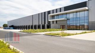 Uitstekend gelegen logistiek magazijn van 12.953 m² met 71 m² kantoorruimte te huur gelegen op slechts 500 meter van de luchthaven van Charleroi en strategisch gelegen nabij de E42 (richting Luik) en de R3 (richting Frankrijk).<br />Het modern magazijn met een vrije hoogte van 10,5 m is voorzien van o.a. 17 laadkades, een gelijkvloerse poort, sprinklerinstallatie, LED-verlichting en polybetonvloer (5 T/m²). Naast het magazijn is een aparte kantoorruimte van 71 m² te huur, ideaal voor uw operationele en administratieve behoeften. Ruime parkeer- en manoeuvreerruimte voorzien op het verhard terrein. Deze uitstekend gelegen, moderne faciliteit biedt de perfecte opslagruimte voor uw onderneming.<br />Beschikbaar vanaf 01/01/2025! Contacteer PANORAMA B2B voor bijkomende inlichtingen, plannen of een vrijblijvend plaatsbezoek 0479 70 70 70.