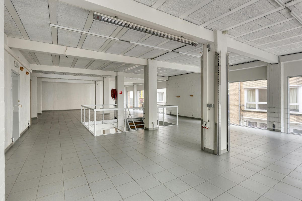 Very spacious corner building for rent (approx. 405 m²) in the heart of Ostend - photo 5