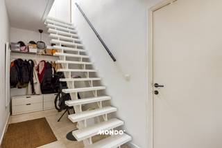 Op zoek naar een interessante investering of een combinatie van eigen bewoning met huuropbrengst?Dit kleinschalig appartementsgebouw, gelegen aan de...