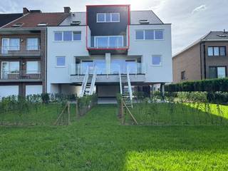 <p>OPENKIJKMOMENT ZATERDAG 03/10 VAN 12U TOT 13U30<br /><br />immo DAVID stelt u dit energiezuinige nieuwbouw duplexappartement met twee slaapkamers en een terras van 10 m² voor. Hier geniet u van volledig ontzorgd wonen: alles is nieuw, kwalitatief afgewerkt en ontworpen met oog voor comfort, energiezuinigheid en hedendaags woonplezier.</p>
<p>Het duplexappartement is gelegen op de tweede verdieping, in een verkeersluwe, doodlopende straat, in een kleinschalig gebouw zonder lift, waardoor u geniet van een rustige woonomgeving en lage gemeenschappelijke kosten.</p>
<p>Via de inkomhal komt u in de ruime en lichtrijke leefruimte van 26 m² met open keuken. Vanuit de woonkamer heeft u rechtstreeks toegang tot het terras van 10 m², waar u heerlijk kunt genieten van de buitenlucht. Verder beschikt het appartement over twee slaapkamers van 14 m² en 7 m², een moderne badkamer met inloopdouche en dubbele wastafel, een aparte wasberging, een afzonderlijk hangtoilet met handenwasser en een videofoon voor extra comfort en veiligheid. Via een praktische trektrap bereikt u bovendien de ruime privatieve bergzolder, ideaal als extra bergruimte.</p>
<p>Bij het appartement hoort bovendien een privatieve autostaanplaats en er is een gemeenschappelijke fietsenberging voorzien.</p>
<p>Dankzij de uitstekende energiescore A, zonnepanelen, een warmtepomp en een performant ventilatiesysteem woont u hier niet alleen comfortabel, maar ook bijzonder energiezuinig.</p>
<p>Een absolute topligging, vlak bij het centrum van Zellik, de E40, de Ring Brussel, winkels, openbaar vervoer, Brussel, UZ Jette, het Laarbeekbos en de fietssnelweg, maakt dit duplexappartement de ideale keuze voor wie rustig wil wonen met alle voorzieningen binnen handbereik.<br />EPB in opmaak</p>
