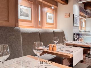 Over te nemen:<br />Gerenommeerde brasserie/restaurant, reeds 52 jaar succesvol uitgebaat - absolute TOPZAAK gelegen op het Wapenplein met zonnig terras. Sublieme zonnige ligging met de ochtend- en middagzon.<br /><br />Indeling:<br />78 zitplaatsen in de gelagzaal + 80 a 100 zitplaatsen op het mooie terras met barhuisje.<br />Het cliënteel bestaat vooral uit vast cliënteel bewoners en tweede verblijvers, waardoor er een constant inkomen is, zowel in het winter- als zomerseizoen. <br /><br />Het restaurant heeft nog meer potentieel daar deze 2 deagen in de week gesloten is op donderdag en vrijdag. <br />Vrij van brouwer - startklaar - vrij in samenspraak - indien gewenst: begeleiding mogelijk bij opstart.<br /><br />Deze gerenommeerde horecazaak heeft een constante dagelijkse en doorlopende bezetting. Ideaal voor meewerkend horecakoppel.<br /><br />Voor meer info of bezoek: Contacteer Jurgen via jurgen@immax.be of 0493/330553