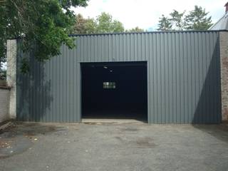 Magazijn van 346 m² te gebruiken als opslagplaats.  Gemeenschappelijke oprit naar magazijn.  Grote automatische poort.  Vernieuwd dak. ...