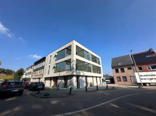 <p><span>Nieuwbouwproject gelegen centrum Maria-ter-Heide. </span></p><p><span> </span></p><p><span>Ontdek het ultieme woongenot in dit energiezuinige en moderne appartement, gelegen in het bruisende centrum van Maria ter Heide.<br /><br /></span></p><p><span>Dit gloednieuwe appartement biedt het beste van comfort en stijl, met een ruime leefruimte en een open op maat gemaakte 'CASCAN' keuken van voorzien van topapparatuur(Miele). </span></p><p><span>Dankzij de driedubbele beglazing geniet u van maximale rust. <br />Bovendien bevindt u zich middenin de dorpskern met alle nodige voorzieningen, zoals bakkers, slagers, supermarkten, openbaar vervoer en scholen. Met de nabijheid van de op- en afrit van de autostrade bent u ook perfect verbonden met de rest van het land.<br />De drie slaapkamers bieden voldoende ruimte voor rust en privacy, terwijl de badkamer een oase van ontspanning is. </span></p><p><span> </span></p><p><span>Grote troef aan dit appartement zijn de overdekte terrassen met verlichting, ideaal voor zelfs de regenachtige zomeravonden! Perfect gelegen om volop van de zon te genieten, waarvan één direct toegankelijk vanuit de woonkamer.</span></p><p><span> </span></p><p><span>Met een ruime privé berging en overdekte autostaanplaats gelegen achteraan het gebouw is aan alle praktische behoeften gedacht. <br /><br /></span></p><p><span>Het appartement is zeer energiezuinig en voorzien van zonnepanelen. </span></p><p><span>Dit appartement zal afgewerkt worden met verlichtingsarmaturen en raamdecoratie. </span></p><p><span> </span></p><p><span>VASTE KOSTEN : 120,- euro per maand (incl. verzekering, beheer gebouw, onderhoud algemene delen, elektriciteit en water algemene delen, ruimen septische putten, brandbeveiligingskosten) </span></p><p><span> </span></p><p><span>Mis deze unieke kans niet om te wonen in comfort en luxe op een toplocatie. Neem vandaag nog contact met ons op voor meer informatie!</span></p><p><span> </span></p>