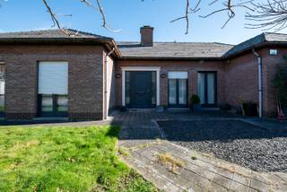 Deze rustig gelegen villa naast de Schelde biedt de perfecte balans tussen ontspanning en bereikbaarheid, dankzij de nabijheid van het centrum en de belangrijkste invalswegen.<br />De lichtrijke woonkamer baadt in natuurlijk daglicht, waardoor u ook binnenshuis volop van het mooie weer kan genieten. De woning beschikt over een inkomhal met apart toilet en vestiaire, een ruime living met tegelvloer en gezellige gashaard, en een volledig ingerichte keuken voorzien van alle toestellen. Verder telt de villa drie slaapkamers en een badkamer met ligbad, douchecabine en dubbel lavabomeubel, ideaal om tot rust te komen na een drukke werkdag.<br />Buiten nodigt de tuin met overdekt terras uit tot gezellige zomeravonden met barbecue. Nadien kan u volledig ontspannen in de jacuzzi en sauna. De woning beschikt bovendien over een garage en een oprit met plaats voor twee wagens.<br />Dankzij de centrale verwarming op gas, dubbele beglazing en rolluiken is het hier het hele jaar door aangenaam wonen. De woning behaalt een EPC-score van 207 kWh/m².<br />- EPC-score 207 kWh/m²<br />- P&amp;G score A<br />- stedenbouwkundige inlichtingen in aanvraag