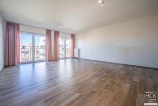 <strong>De ligging</strong><br />Dit appartement is gelegen in de Sint-Janslaan te Kortrijk, op <strong>wandelafstand van het shoppingcenter 'K In Kortrijk</strong>', de <strong>Veemarkt </strong>alsook de <strong>Grote Markt</strong> van Kortrijk. Kortom, talloze winkels, horecazaken alsmede overige faciliteiten zijn allen te voet bereikbaar! Het openbaar vervoer stopt letterlijk aan de overkant van de straat, het <strong>station </strong>van Kortrijk bereikt u op amper 8 min. wandelen. Tevens is het op- &amp; afrittencomplex van de E17 op ca 10 min. rijden gelegen. Kortom, <strong>werkelijk een toplocatie</strong>!<br /><br /><strong>Het appartement</strong><br />Het appartement is gelegen op de 3de verdieping van 'Residentie De Wijngaard - blok 1' en kijkt uit vanuit de woonkamer en het terras op de <strong>gemeenschappelijke binnentuin</strong> van de residentie. Er zijn ondermeer 2 slaapkamers ter beschikking, een ruime en lichtrijke woonkamer met open keuken voorzien van alle hedendaagse toestellen alsook badkamer met inloopdouche en badkamermeubel. Tevens zijn er een <strong>ondergrondse kelderberging</strong> alsmede <strong>autostaanplaats </strong>inbegrepen in de huur.<br /><br /><strong>Indeling</strong><br />Inkom - apart toilet - berging - ruime woonkamer met open keuken - terras - slaapkamer 1 - slaapkamer 2 en badkamer;<br />Privatieve kelderberging en autostaanplaats in het kelderverdiep.<br /><br /><strong>Kenmerken</strong><br />- Bouwjaar 2018;<br />- Bewoonbare oppervlakte: 84 m² + 7 m² terras;<br />- CV op aardgas;<br />- EPC: 39 kWh/m² jaar - label A.<br /><br /><strong>Troeven</strong><br />- Recent en instapklaar appartement!<br />- Topligging!<br />- Energiezuinig!<br /><br />Beschikbaarheid: onmiddellijk / overeen te komen<br /><br /><span>Gemeen. kosten: 50.00 EUR / maand</span><br /><br />Voor meer informatie of een bezoek ter plaatse reageer via het contactformulier of stuur naar info@hckinvest.be