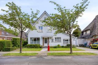 <p><span>Villa op gegeerde ligging met zuidgericht perceel </span></p><p><span> </span></p><p><span>In een bijzonder rustige en residentiële omgeving bevindt zich deze stijlvolle villa op een prachtig zuidgericht perceel van 540 m². Dankzij haar uitstekende ligging, royale volumes en indeling biedt deze eigendom een uitzonderlijke woonbeleving voor wie op zoek is naar ruimte en comfort</span></p><p><span>De lichtrijke leefruimte en keuken vormen zonder twijfel het hart van de woning. Grote raampartijen zorgen voor een overvloed aan natuurlijk licht en creëren een aangename en vloeiende verbinding met de zuidgerichte tuin, waardoor binnen- en buitenleven harmonieus in elkaar overlopen.</span></p><p><span>De volledig geïnstalleerde keuken is functioneel en uitnodigend tegelijk, en werd ontworpen voor zowel dagelijks comfort als het ontvangen van gasten. Aansluitend bevindt zich een praktische berging die extra opslag en gebruiksgemak biedt. Verder beschikt het gelijkvloers over een afzonderlijke bureauruimte, ideaal voor thuiswerk, een praktijk of een rustige lees- of hobbyruimte.</span></p><p><span>Het gelijkvloers omvat daarnaast een slaapkamer, een badkamer, een gastentoilet en een directe toegang tot de garage, wat het mogelijk maakt om comfortabel en praktisch gelijkvloers te wonen.</span></p><p><span>Op de eerste verdieping bevinden zich vier volwaardige en ruime slaapkamers, samen met een tweede badkamer. Deze verdieping biedt tal van mogelijkheden en kan flexibel worden ingericht naargelang de noden van het gezin.</span></p><p><span>Een bijkomende troef is de zolderverdieping, waar het plaatsen van een vaste trap eenvoudig realiseerbaar is. Dit opent de deur naar verdere uitbreiding, zoals extra slaapkamers, een master suite, een hobbyruimte of een wellness- of fitnessruimte.</span></p><p><span>De woning werd in 2021 gedeeltelijk gerenoveerd op het gelijkvloers en is verder voorzien van 15 zonnepanelen en een conforme elektrische installatie.</span></p><p><span>De zuidgerichte tuin vormt een echte meerwaarde: een rustige en zonnige buitenruimte waar u kan genieten van lange zomerdagen en ontspanning in een groene omgeving.</span></p><p><span>Een eigendom met karakter, ruimte en potentieel, gelegen op een gegeerde locatie waar rust en bereikbaarheid perfect in balans zijn.</span></p><p><span> </span></p><p><span>Interesse? Contacteer ons vandaag nog voor een discreet bezoek en ontdek de charme en mogelijkheden van deze villa.</span></p><p><span> </span></p><p><span>Benieuwd naar de waarde van uw woning? Maak je gratis online schatting op onze website: https://www.reant.be/nl/</span></p><p><span> </span></p><p><span> </span></p>