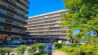 <p>Zeer modern appartement met 2 terrassen gelegen met aan het Sint Katarinaplein. (Meer info op www.immoland.com)</p><p>- Volledig gerenoveerd appartement met open keuken.</p><p>- Appartement met 2 slaapkamers met een oppervlakte van ca. 87 m2.</p><p>- De woonkamer is Zuid-Oost gericht, de slaapkamers westelijk.</p><p>- Het appartement is voorzien van moderne laminaatvloer.</p><p>- Volledig geïnstalleerde moderne keuken met vaatwasser, kookplaat, ingebouwde diepvries-frigo, ingebouwde combi-oven.</p><p>- Moderne badkamer met douche.</p><p>- Ingebouwde kast in de gang.</p><p>- Terras over de ganse breedte van het appartement; woonkamer en keuken.</p><p>- Aparte individuele berging in de kelder.</p><p>- Gemeenschappelijke fietsenstalling in de ondergrondse garage.</p><p>- Het appartement is gelegen op de 1ste verdieping en heeft een mooi uitzicht op het Sint Katarinaplein en heeft zeer veel lichtinval.</p><p>- De EPC-waarde voor dit appartement bedraagt slechts 153 Kwh, waardoor het appartement een B-label heeft bekomen. (EPC Code 20251121-0003679423-RES-2)</p><p>- De meest diverse handelszaken kan je vinden op dit gezellig plein, waardoor een auto bijna overbodig is.</p><p>- Te bezichtigen na telefonische afspraak op het nummer 011 60 30 40 of 0486 60 30 40</p>