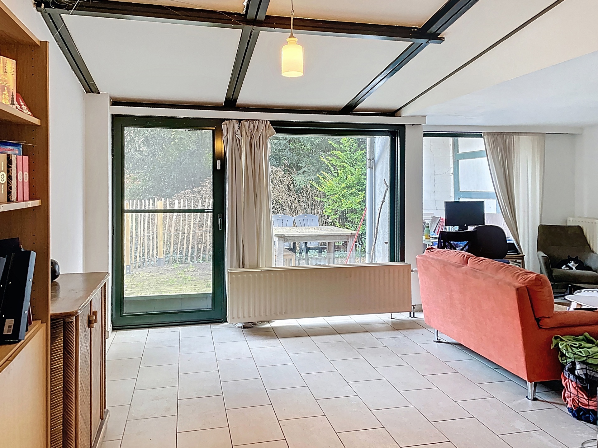 Ruim appartement met 1 slaapkamer, tuin en autostaanplaats - foto 4